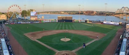 Roger Dean Chevrolet Stadium alberga a cuatro equipos de béisbol: los Jupiter Hammerheads, los Palm Beach Cardinals de la Liga Estatal de Florida , los Florida Complex League Marlins y los Florida Complex League Cardinals de la Liga de Novatos de Florida