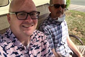 Roger Ellis (a la derecha) comenzó a mostrar síntomas de la enfermedad en 2019, según afirma su hijo Steve Ellis (a la izquierda)