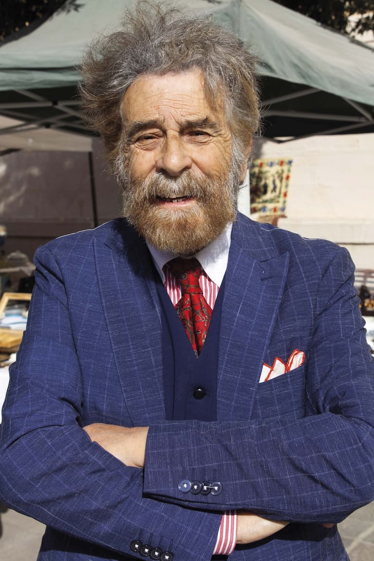Roger Emmi, personaje de Oristano, en la feria de los domingos