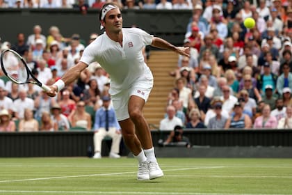 Roger Federer al ataque en la cancha central del All England