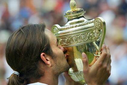Roger Federer besa el trofeo de Wimbledon después de derrotar a Mark Philippoussis de Australia en su partido final masculino en el Campeonato de Tenis de Wimbledon, en Londres, el 6 de julio de 2003