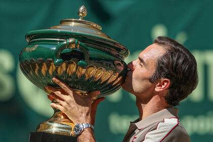 Roger Federer besa el trofeo después de derrotar al belga David Goffin para ganar el torneo de tenis Halle Open, el 23 de junio de 2019