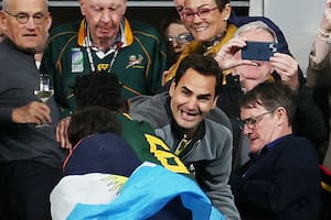 Fotos, abrazos, champagne: Federer festejó en el vestuario con los campeones