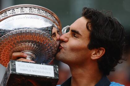 Roger Federer celebra ganar la final masculina con el trofeo en Roland Garros