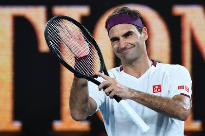 Roger Federer celebra su victoria contra el húngaro Marton Fucsovics durante su partido individual masculino en el Abierto de Australia en Melbourne, el 26 de enero de 2020
