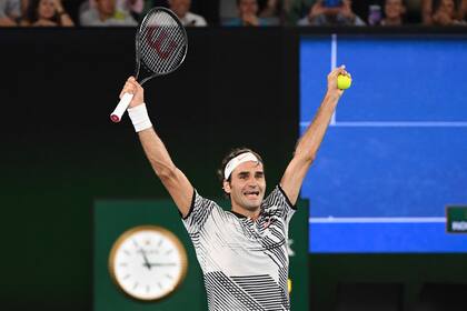Roger Federer celebra su victoria contra el español Rafael Nadal durante la final individual masculina el día 14 del torneo de tenis del Abierto de Australia en Melbourne, el 29 de enero de 2017