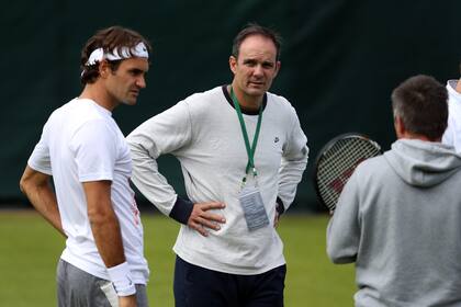 Roger Federer con el entrenador Paul Anacone durante los avances para el Campeonato de Wimbledon 2012 en Wimbledon, el 24 de junio de 2012 en Londres, Inglaterra