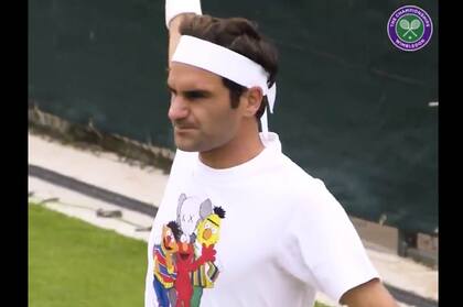 Roger Federer con una remera de Plaza Sésamo entrenando