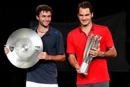 Gilles Simon y Roger Federer en la premiación de Shanghai 2014, tras el título del suizo; se enfrentaron nueve veces y en siete se impuso el ex número 1.