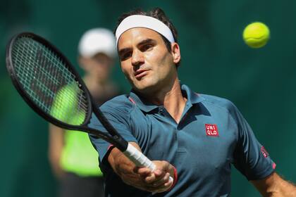 Roger Federer en acción contra Auger-Aliassime de Canadá durante su partido de octavos de final masculino en el torneo de tenis Halle Open 2019, el 16 de junio de 2021