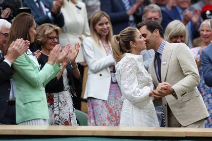 Roger Federer en el palco real de Wimbledon, besando a su mujer Mirka y aplaudido por todos, incluso por la princesa Kate Middleton 
