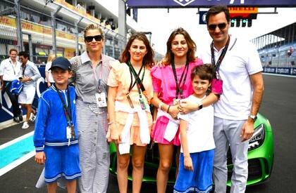 Roger Federer en familia, en un evento de Fórmula 1; ahora disfrutaron de un día de polo