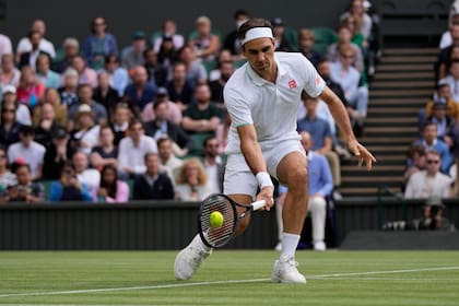 Roger Federer, en Wimbledon, el último torneo que jugó antes de dañarse la rodilla derecha. 