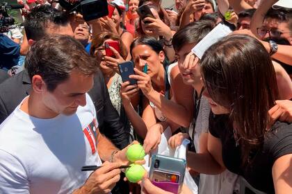 Roger Federer firmó autógrafos en el hotel donde se hospeda
