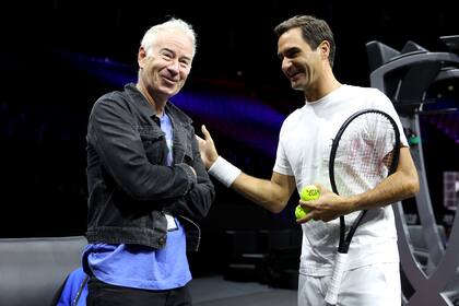 Roger Federer habla con otra leyenda, John McEnroe, capitán del Resto del Mundo, durante las prácticas previas a la Laver Cup