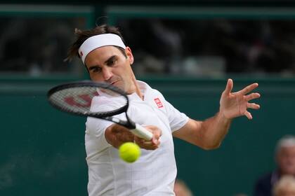 Roger Federer juega contra el polaco Hubert Hurkacz durante el partido de cuartos de final de individuales masculinos el noveno día del Campeonato de Tenis de Wimbledon en Londres, el 7 de julio de 2021