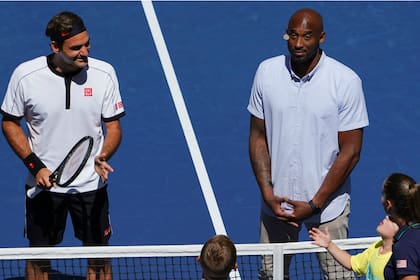 Roger Federer junto a Kobe Bryant, en el sorteo previo a su partido con Daniel Evans, que el suizo, mucho más descansado, ganó en tres sets.