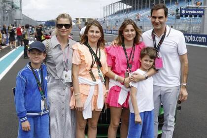 Roger Federer junto a su esposa e hijos en el GP de Miami