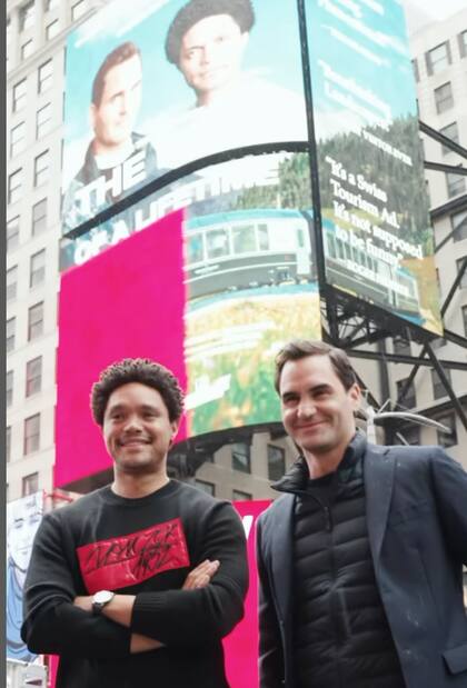 Roger Federer junto a Trevor Noah en Times Square