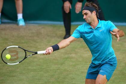 Federer sufrió pero ganó sobre el césped alemán