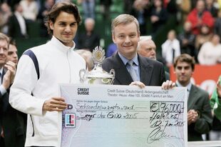 Roger Federer pasó de ganar premios en metálico patrocinados por Credit Suisse a ser su figura de marketing