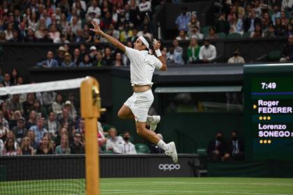 Roger Federer salta para jugar una devolución contra el italiano Lorenzo Sonego durante su partido de cuarta ronda de individuales masculinos en el séptimo día del Campeonato de Wimbledon 2021 en el All England Tennis Club en Wimbledon, en Londres, el 5 de julio de 2021