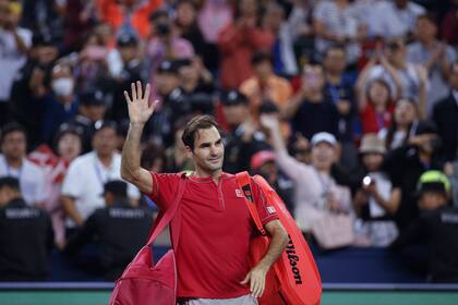 Roger Federer saluda a los espectadores cuando sale de la cancha después de perder ante Alexander Zverev de Alemania en su partido de cuartos de final de individuales masculinos en el torneo de tenis Shanghai Masters en el Qizhong Forest Sports City Tennis Center en Shanghai, China, el 11 de octubre de 2019