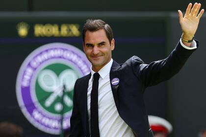 Roger Federer saluda durante la Ceremonia del Centenario de la Cancha Central, el séptimo día del Campeonato de Wimbledon, en el All England Tennis Club en Wimbledon, Londres, el 3 de julio de 2022