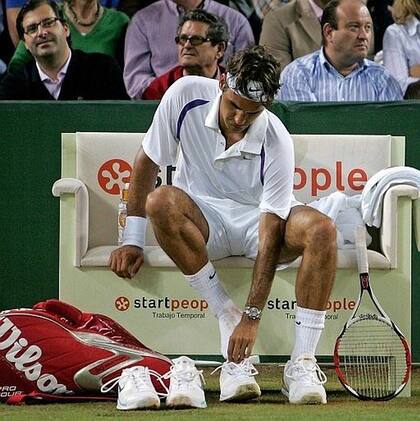 Roger Federer se cambia el calzado durante un descanso