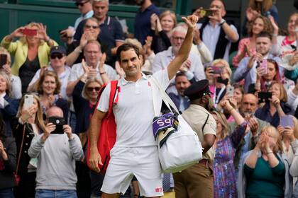 Roger Federer se despide tras perder ante Hubert Hurkacz en los cuartos de final de Wimbledon: fue su último partido. 
