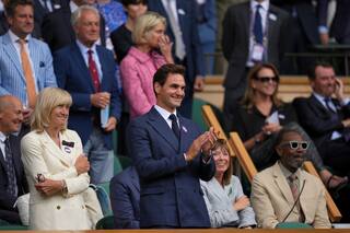Roger Federer se sienta en el palco real de Wimbledon para ver ganar a su rival Novak Djokovic