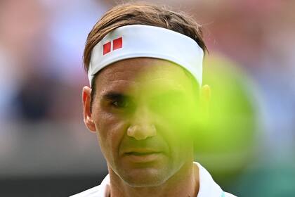 Roger Federer solicita una pelota antes de servir contra el francés Richard Gasquet durante el partido de segunda ronda de individuales masculinos en el cuarto día del Campeonato de Wimbledon en el All England Tennis Club en Wimbledon, Londres, el 1º de julio de 2021