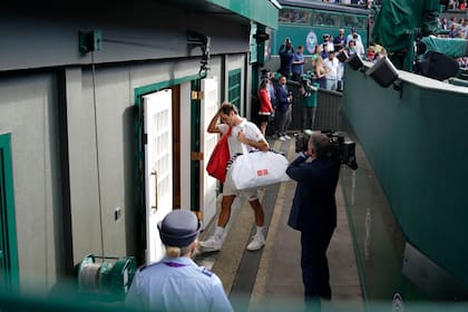 Roger Federer, tras caer con Hubert Hurkacz en los cuartos de final de Wimbledon, rumbo al vestuario. ¿Habrá sido su última vez en el All England?
