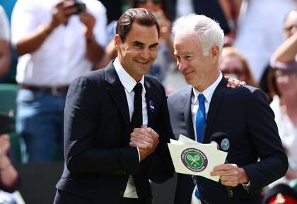 Roger Federer y John McEnroe durante la ceremonia por el centenario de la cancha central de Wimbledon, el 3 de julio pasado