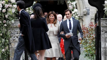 Roger Federer y Mirka Vavrinec salen de la iglesia tras la ceremonia de matrimonio de Pippa Middleton y James Matthews