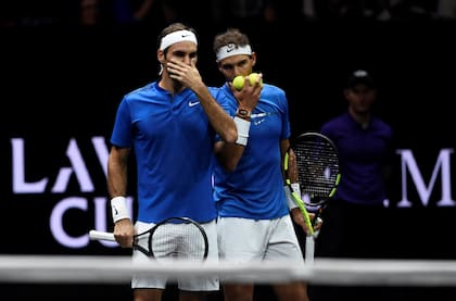 Roger Federer y Rafael Nadal, en Praga, durante la Laver Cup de 2017: este año, en Boston, ninguno de los dos podrá jugar.
