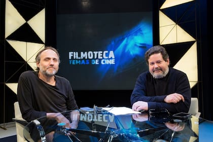 Roger Koza y Fernando Martín Peña en el set de la TV Pública, al que regresan en las madrugadas del fin de semana con un doble programa de Filmoteca