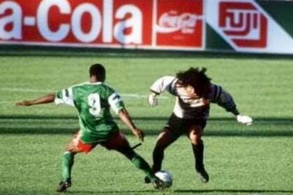 Roger Milla le roba la pelota a René Higuita en Camerún 2 vs. Colombia 1, octavo de final; el delantero escapará hacia el gol y el arquero intentará derrumbarlo desde atrás, pero no lo logrará; en ese caso habría sido expulsado, porque en Italia 90 se estrenó la norma de ocasión manifiesta de gol, m