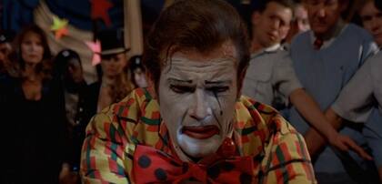 Roger Moore como James Bond en Octopussy, donde 007 desarma una bomba atómica disfrazado de payaso