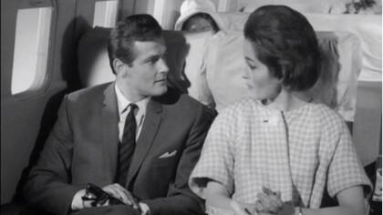 Roger Moore y Barbara Shelley en un episodio de El Santo