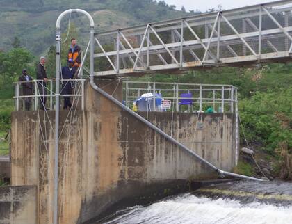 Roger Rassool, Bryn Sobott y colaboradores con el FREO2 Siphon, la primera invención del equipo de científicos australianos