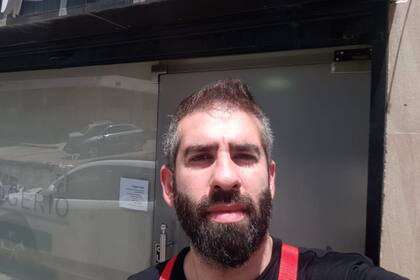 Roger, vivió un tiempo en la Argentia, en Martínez, aquí al frente de su peluquería en Beirut