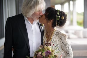 Roger Waters se casó por quinta vez: Kamilah Chavis, la mujer que fue su chofer, ahora es su esposa