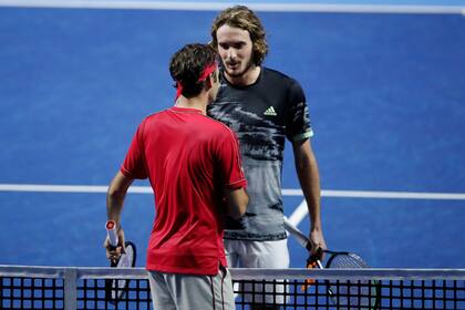 Roger y el saludo final con Tsitsipas
