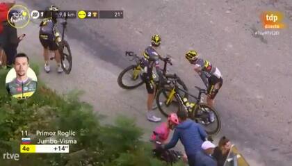 Roglic, recuperándose de la caída al costado de la ruta