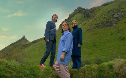 Roisin Gallagher , Sinead Keenan y Caoilfhionn Dunne protagonizan Cómo llegar al cielo desde belfast (Foto: Netflix)