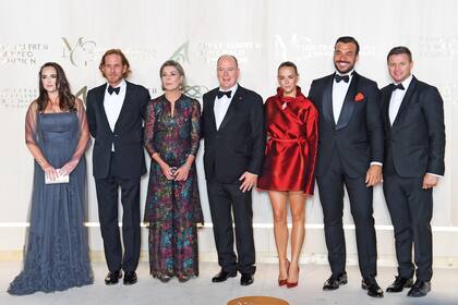 Roisin Galvin (cuñada de Charlene), Andrea Casiraghi, la princesa Carolina (con un dos piezas de Chanel), Alberto de Mónaco, Pauline Ducruet (llevó un minivestido de su etiqueta, Alter Designs) y su novio, Maxime Giaccardi, y Gareth Wittstock (hermano de Charlene), posan en la alfombra roja.