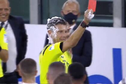 Roja para Cuadrado. El colombiano le tiró el spray que los árbitros usan para marcar la barrera y a manera de broma Rocchi lo expulsó