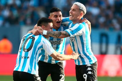 Rojas, Alcaraz y Copetti festejan el gol de Racing