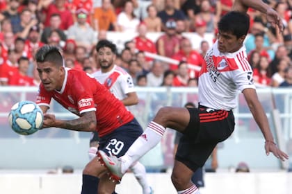 Rojas le gana a Leandro Fernández, en el partido ante Independiente. Gallardo le dio la oportunidad y el paraguayo la aprovechó